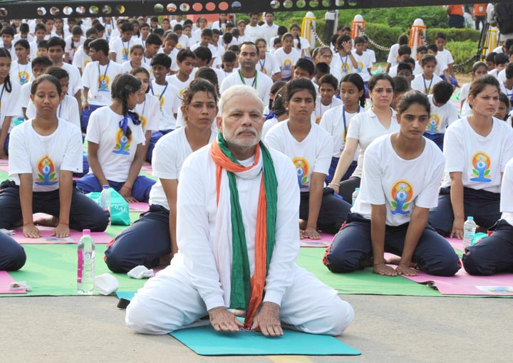 PM MODI JOINS THE PEOPLE TO PRACTISE YOGA1